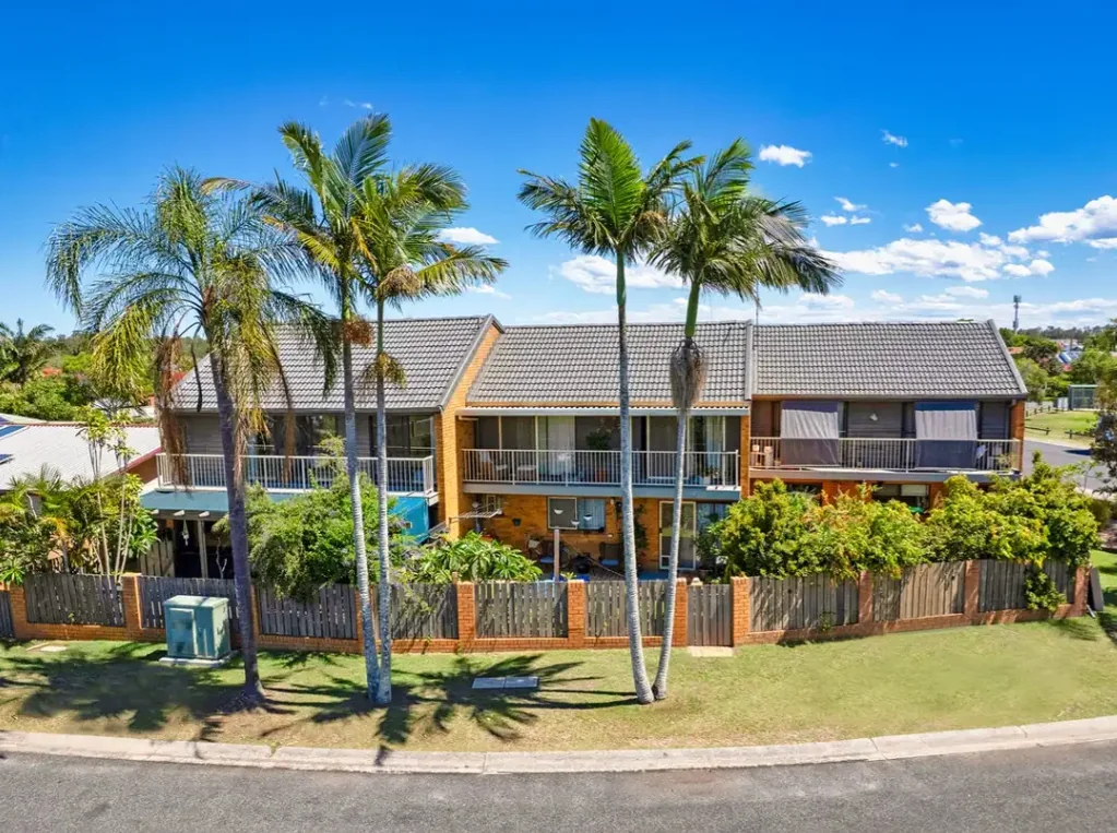 Refurbished Townhouse In Convenient Location