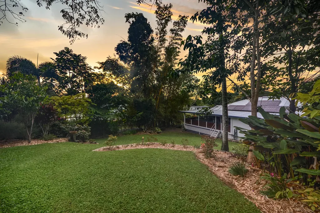 East Innisfail 4कमरा Elevated Tropical Living with Dual-Living Potential on 1,222m² – No Flood Risk
EOI Mid $500,000s