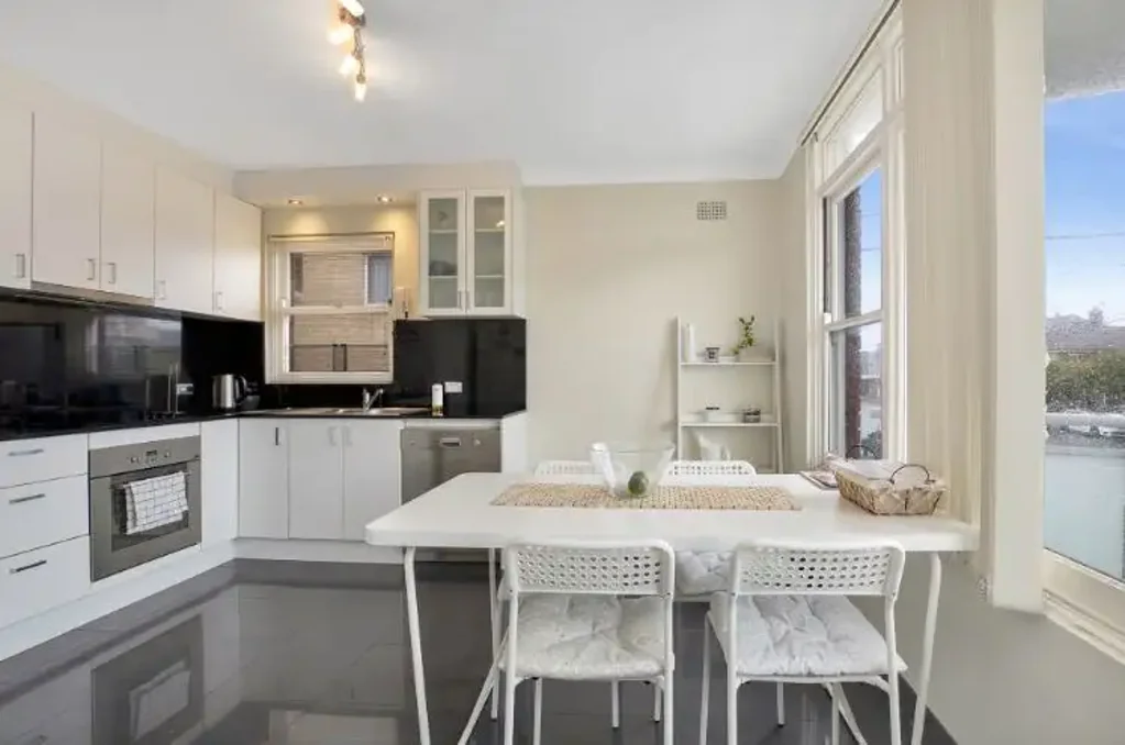 Sleek 3-Bedroom Unit in Maroubra Junction's Prime Location!