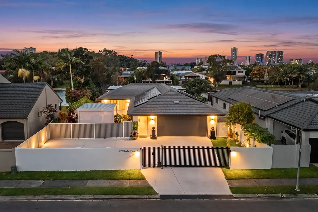 Burleigh Waters 4غرفة نوم Effortless Waterfront Luxury with Burleigh Skyline Views