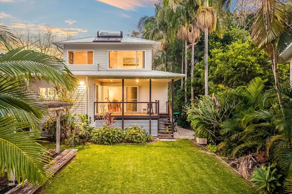 Bangalow 4房  Timeless Bangalow Elegance with Village Convenience