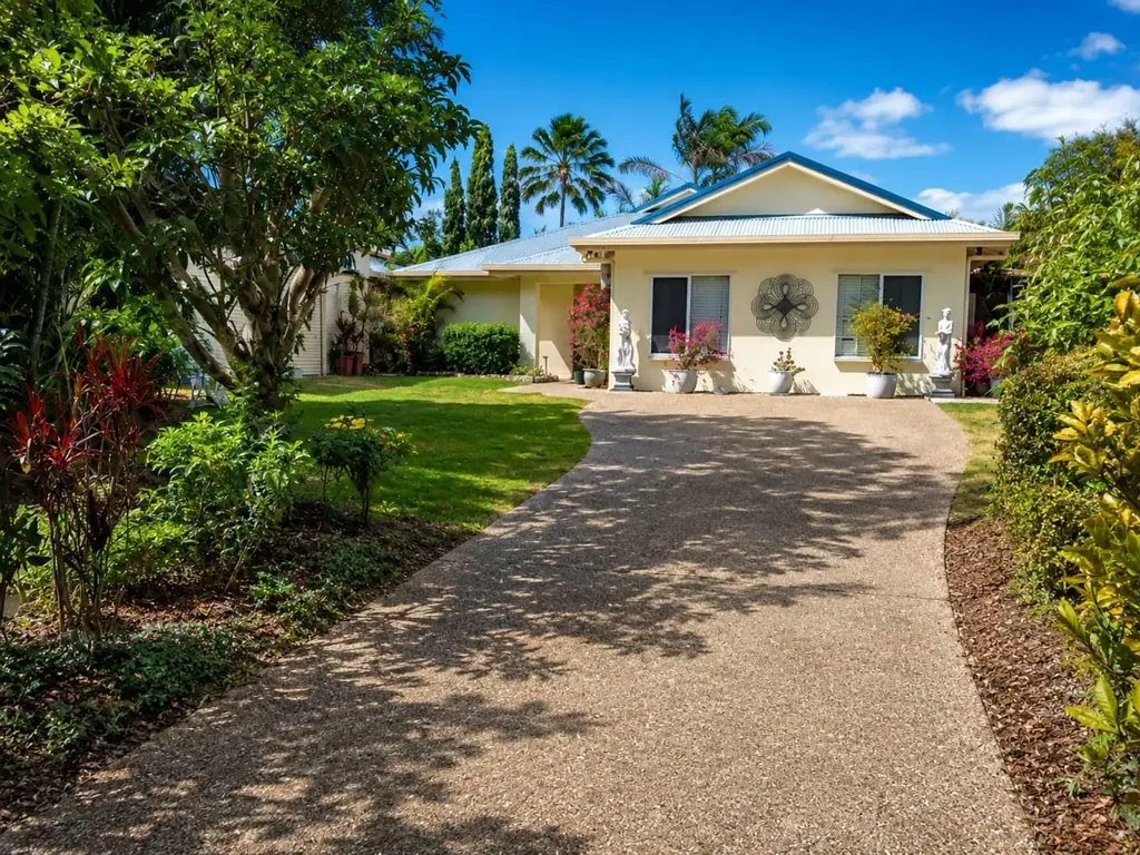 Mareeba 6 Slaapkamer CURRENTLY UNDER OFFER - Enquiries Closed. Thanks. | Spacious Tropical 6 Bedroom, High Commercial Garage, Dual Living & Income Potential, 1,314m²