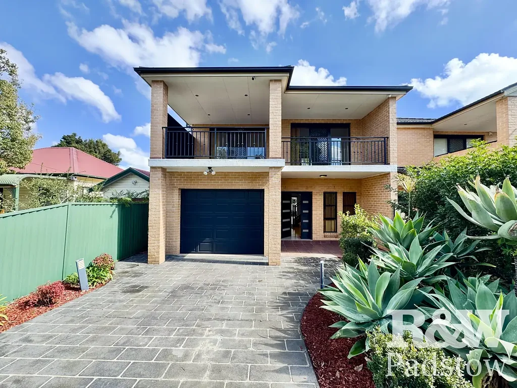 Five-Bedroom Duplex with Multiple Living Areas - walk to East Hills Station