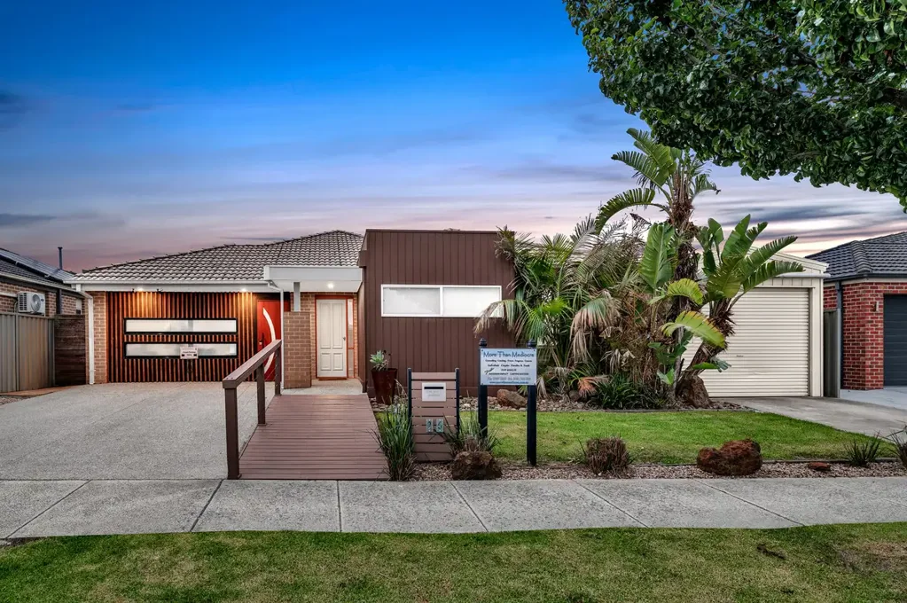 Cranbourne East 5ਬੈੱਡਰੂਮ HOME OFFICE SUITE/ DUAL LIVING, Pool, 3 living areas, 2 outdoor areas and much more.