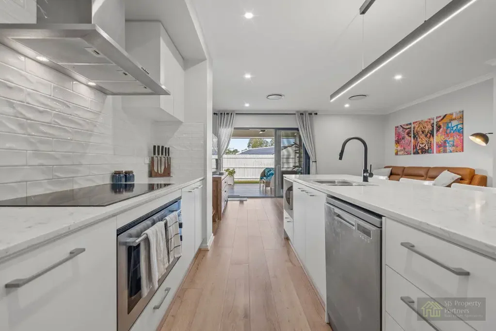 Greenbank 4 Slaapkamer Modern Family Living Opposite Leaf Park – Move-In Ready Comfort in Everleigh Estate