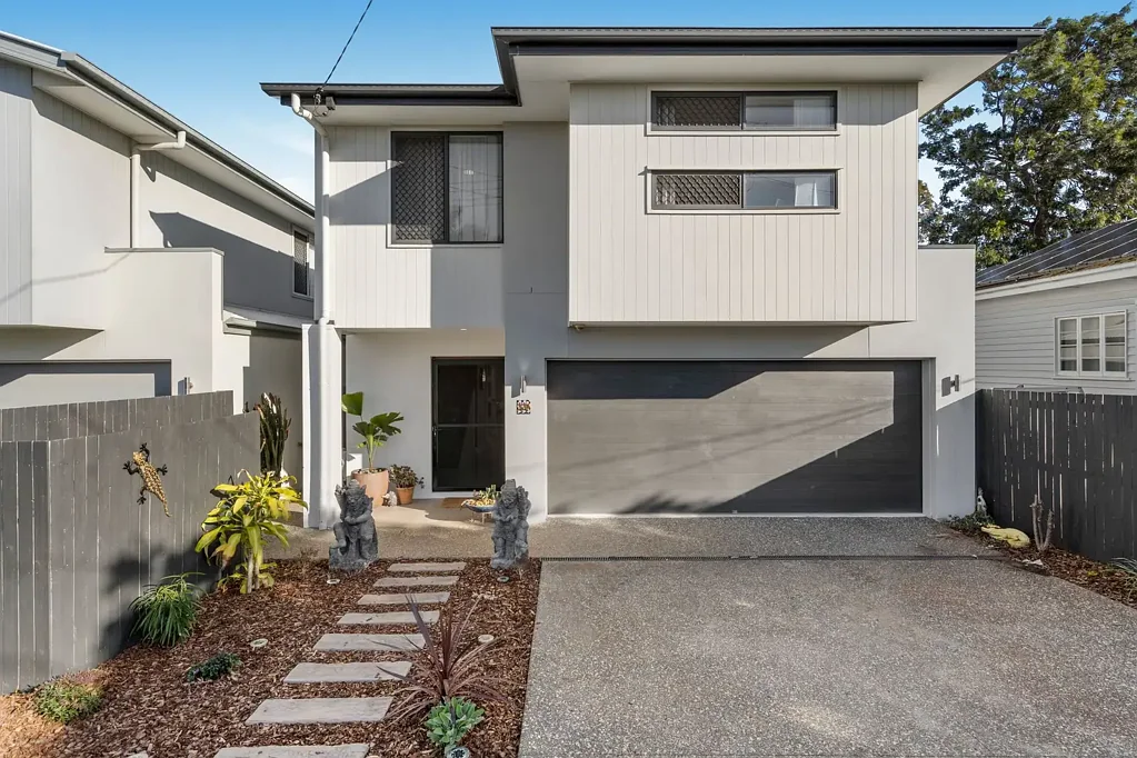 Scarborough 4房  海滨度假式生活，就在皇后海滩附近  Resort-Style Living Just Moments from Queens Beach