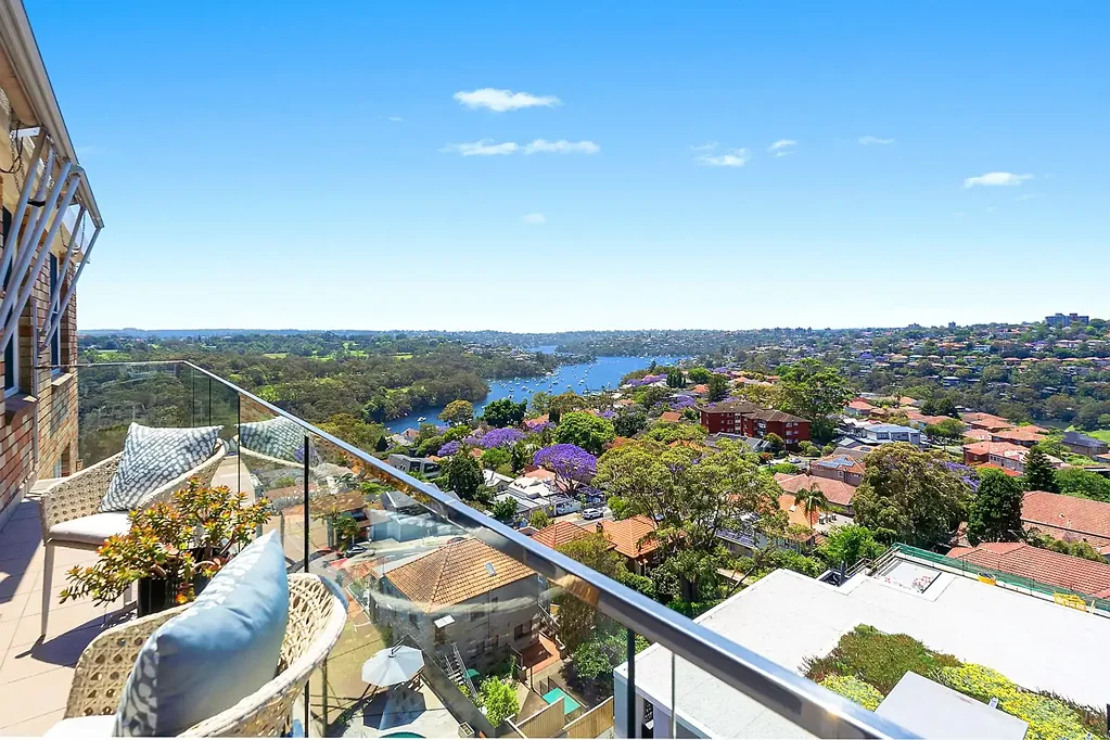 Top-Floor Apartment with Stunning Water Views