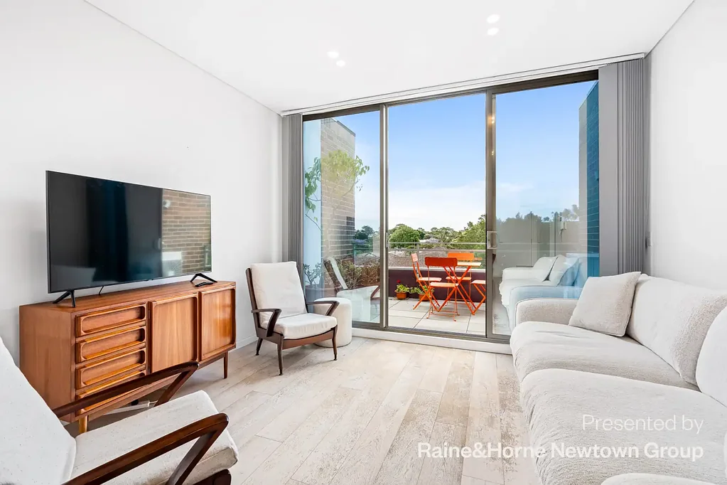 Generous one bed apartment with home office/guest bedroom & storage