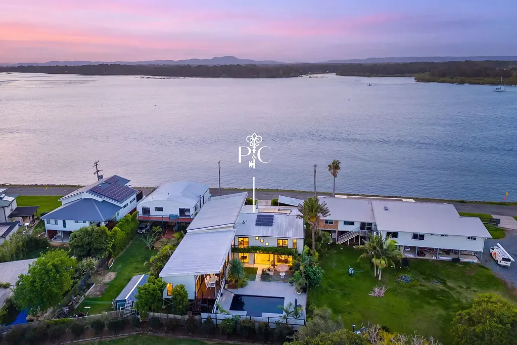 Port Macquarie 4Kwarto Grand Entertainer with River Panorama & Vast Garaging