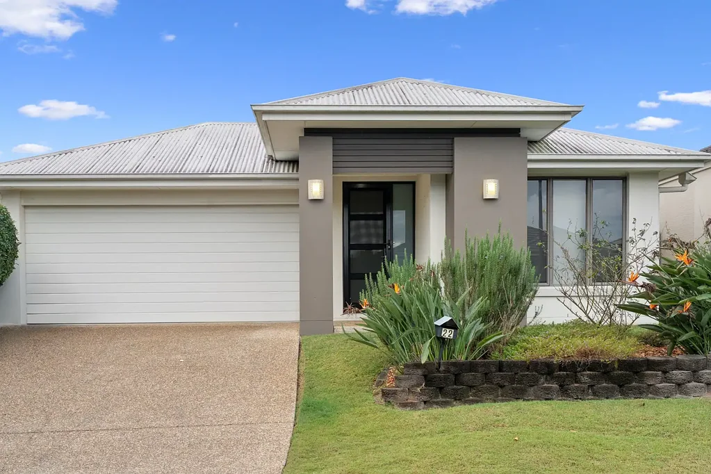 North Lakes 4 Bedroom Luxury Plantation Home Offering Lifestyle and Location!