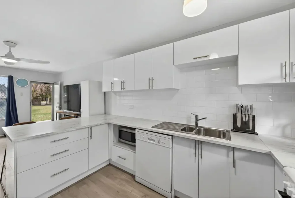 Shoalwater 3غرفة نوم Why: Combining move-in ready comfort with an easy care design, this updated unit offers convenient coastal living within a perfectly placed complex