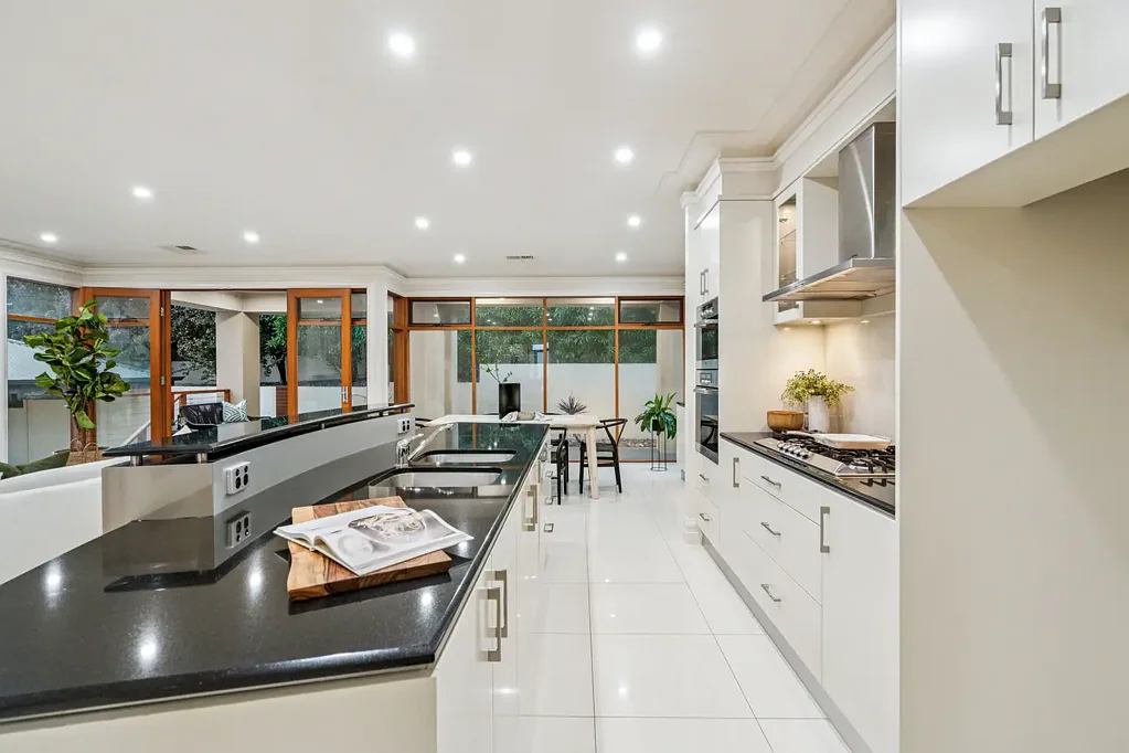 Flagstaff Hill 4Zimmer A Medallion Masterpiece in the Heart of the Flagstaff Pines Estate.