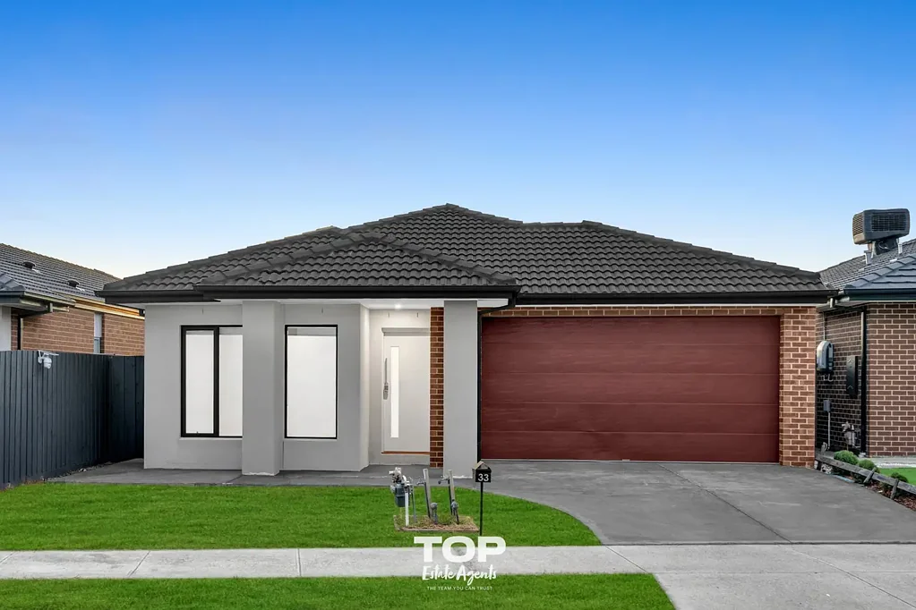 Cranbourne East 4房 2021年建造，四卧两卫，主卧套间，石台面，集中供暖，蒸发式冷却，双车库，近学校商场公园。 Modern Comfort and Style in a Prime Location