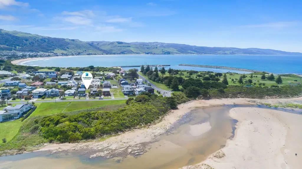 Apollo Bay A PREMIUM CANVAS IN COASTAL PARADISE