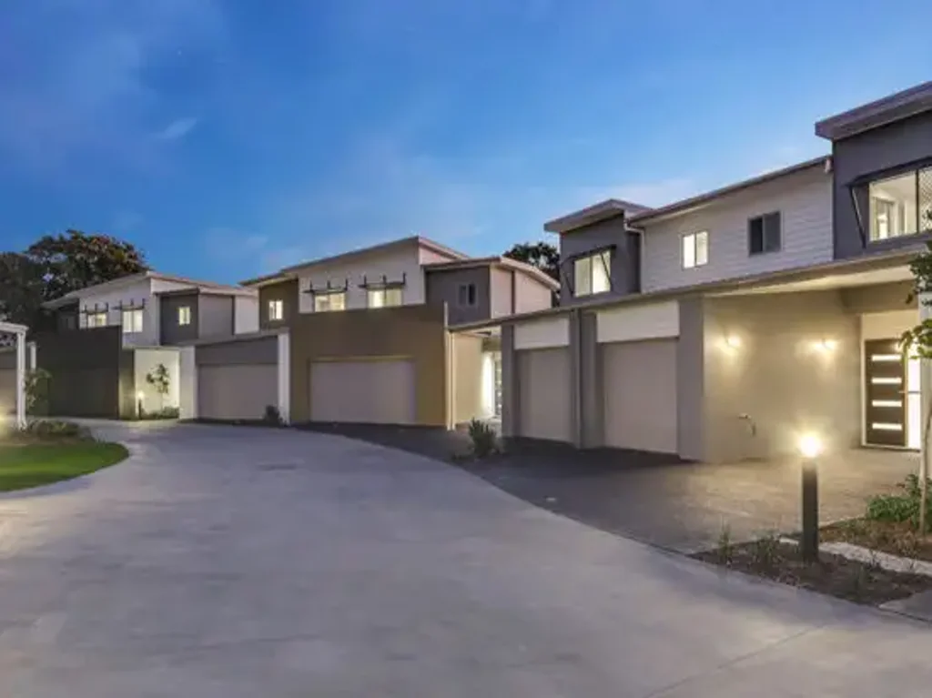 Modern 3 Bedroom Townhouse with quiet and convenient location