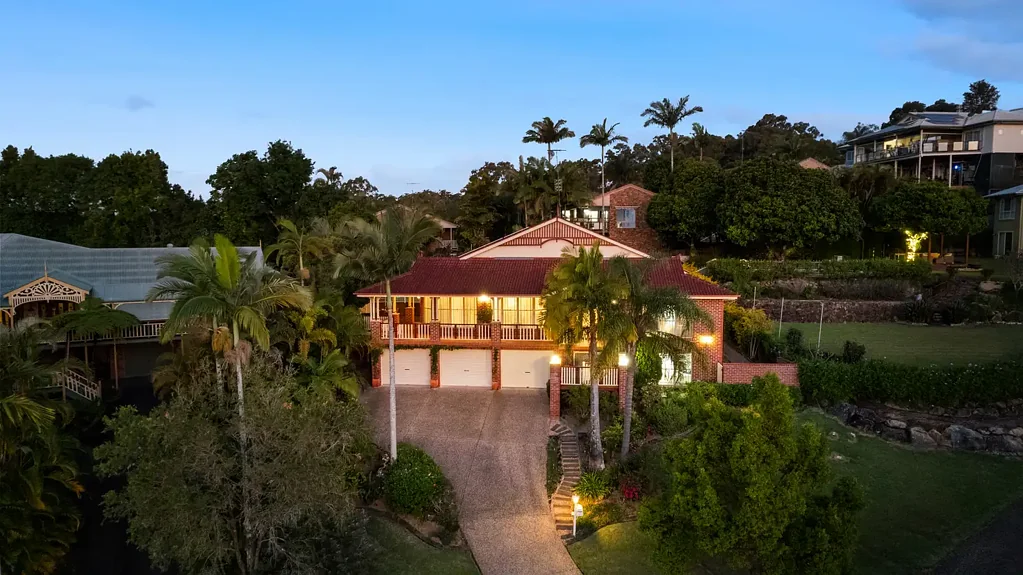 Buderim 5ਬੈੱਡਰੂਮ Cherished Family Home with Commanding Street Presence
