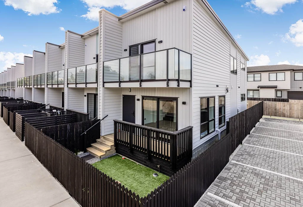 Papatoetoe 3 Bedroom Modern living with Brand-New Two-Story Townhouse!