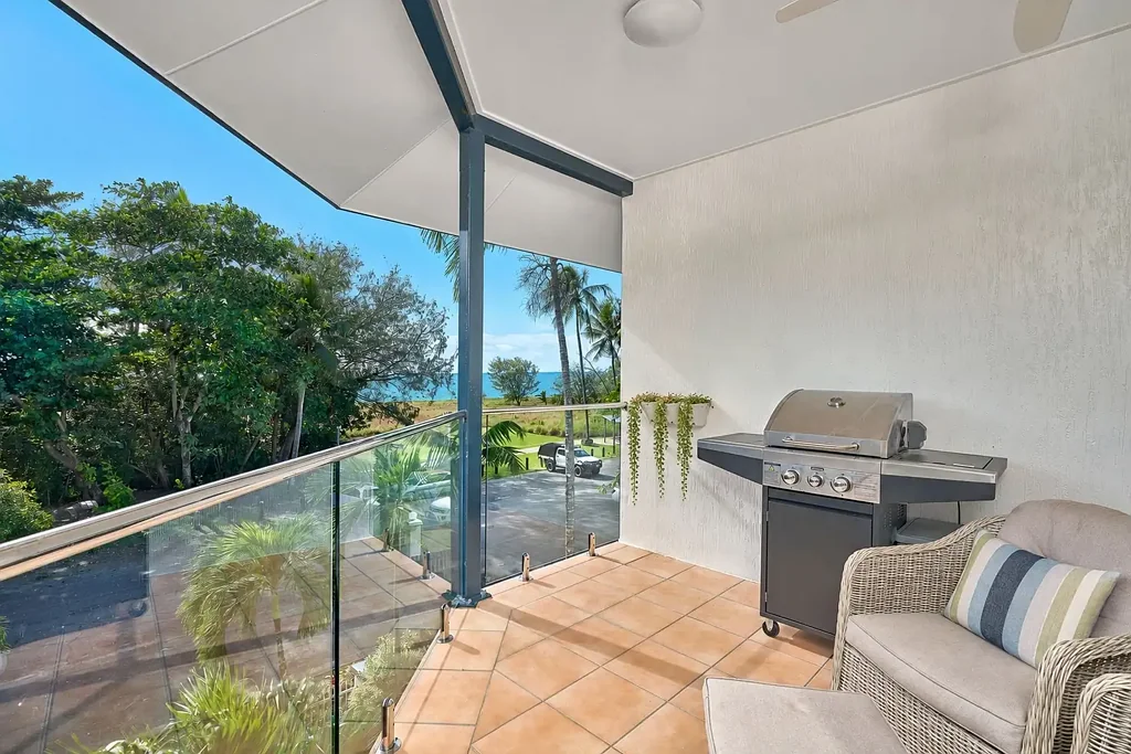 Yorkeys Knob 2房  Superb Beachfront Apartment | Small Complex