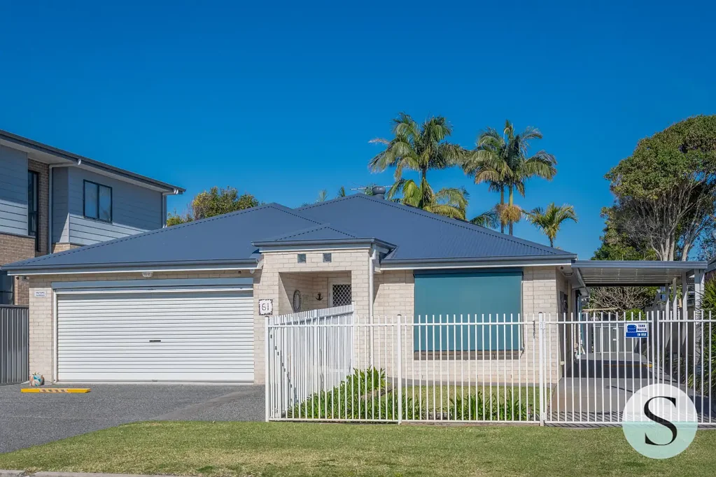 Blacksmiths 4Zimmer Easy Care One Level Coastal Living, Great Side Access & Garaging, Fabulous Floorplan, Much More Modern & Brick! Seconds to Shops & Water!