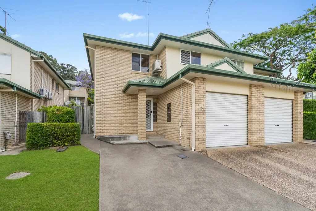 Mount Gravatt East 3chambre A Light-Filled Townhouse Designed for Modern Family Life with Mansfield School Catchment