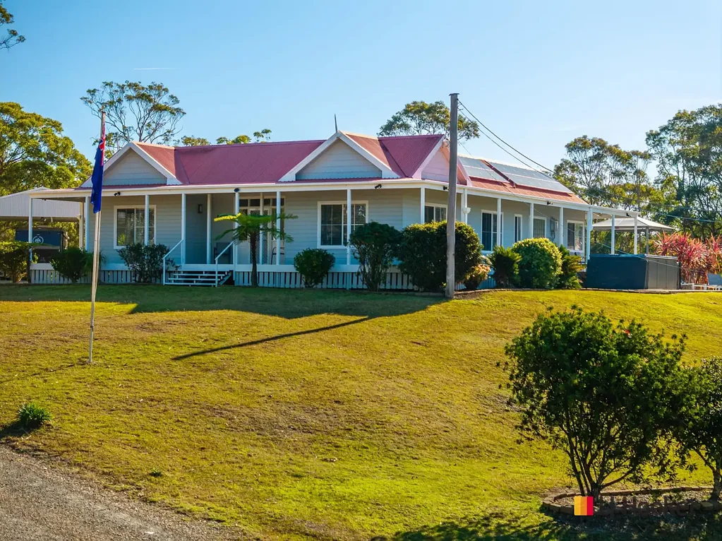 North Batemans Bay 4 Bedroom WOODROCK HOUSE ON GRASSLANDS