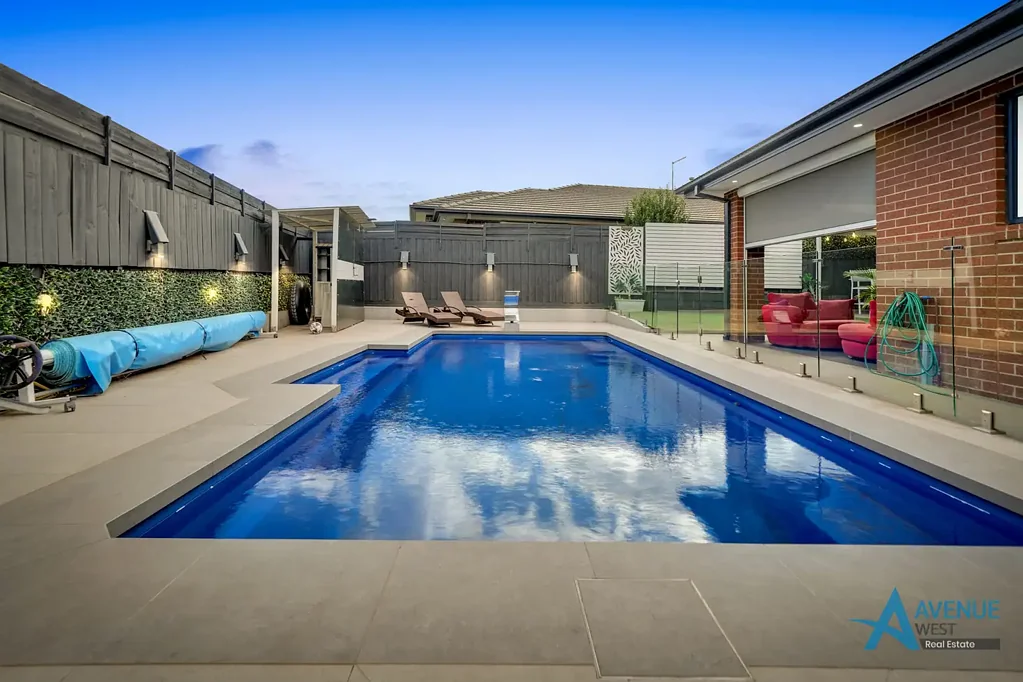 Aintree 4Moenga Luxurious Family Oasis with Poolside Perfection - 607m2 Block!