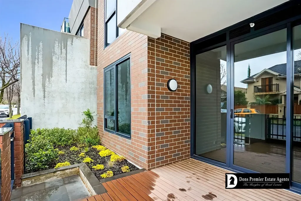 Malvern East 2房 Malvern East优越位置 街外停车位 时尚翻新厨房 宽敞卧室 开放式起居区 Elegant Ground Floor Gem in Prime Malvern East Locale