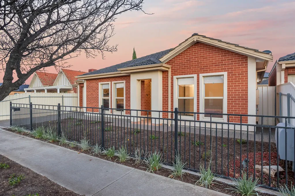 Findon 3Habitaciones Welcome To Your New Place, Easy Courtyard Living in Fantastic Findon!