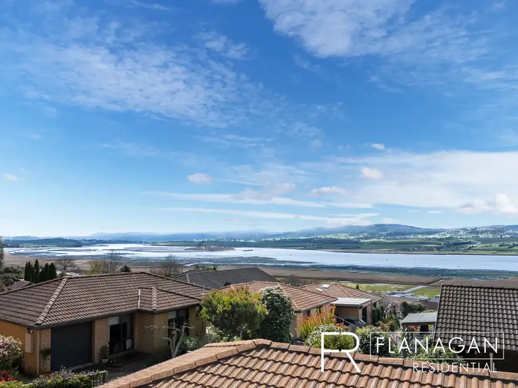 Riverside 1Phòng ngủ Sunny, Peaceful Retirement Living With Views!