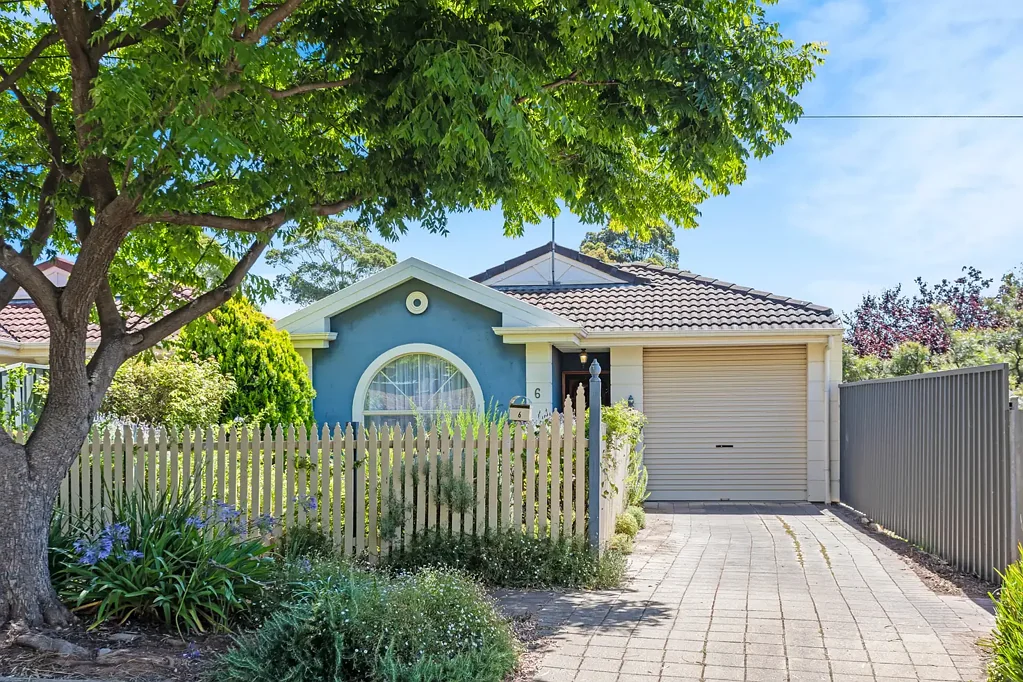 Well presented spacious courtyard home with 3 bedrooms and 2 living areas.