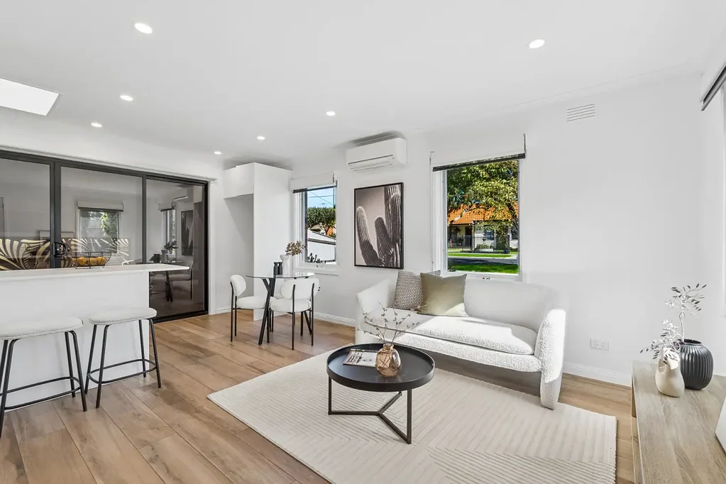 Pascoe Vale 1房 Pascoe Vale珍稀位置 优质翻新装修 充足自然光线 多功能阳光房 街道外停车位 近商圈交通 Stylish Front-Position Living with Sunlit Versatility