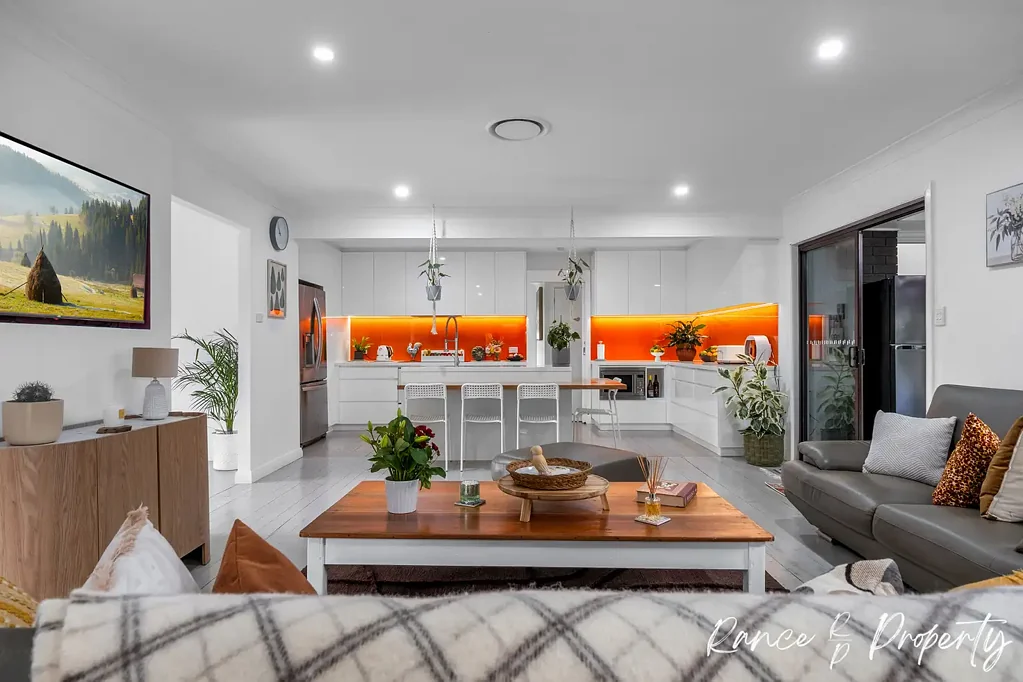 Kenthurst 4房 Kenthurst中心地带 696㎡全围栏地 私密自动门入口 步行生活圈 邻校公交站 多区娱乐空间 奢阔四卧主卧套 岛台厨房 壁炉车库 CONVENIENT LOCATION