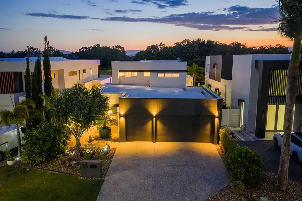 Hope Island 4房  Modern 4-Bedroom Waterfront Luxury on Fairway Island, Hope Island Resort