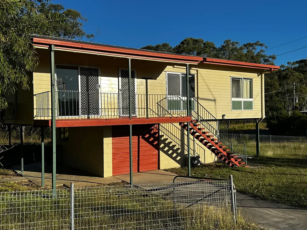Hardwood floors and air con throughout