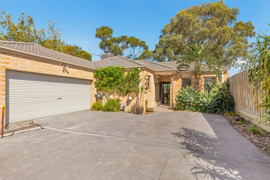 2/1 Cypress Avenue, Brooklyn, VIC 3012