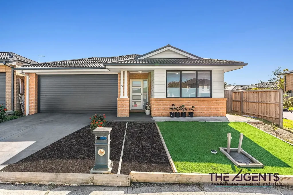 Werribee 4房 四卧宽敞主卧套房 高天花板开放式走廊 自然采光充沛 大型食品储藏柜 高档不锈钢电器 低维护全景后院 双遥控车库 Modern Lifestyle in Werribee's Alwood Estate