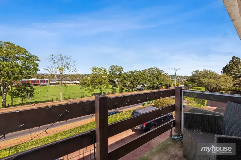 East Toowoomba 3房 优惠价格进入 东区黄金地段 宽敞采光充足 现代厨房电器 三卧带衣柜 翻新浴室浴缸 私人阳台视野开阔 单车库洗衣房储物 Prime East Toowoomba Buying Without the Premium Price!