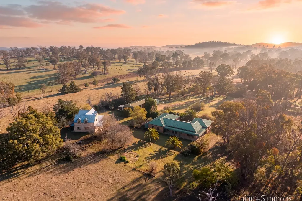 Armidale 5कमरा A Rare Rural Lifestyle Estate with Space, Comfort & Versatility