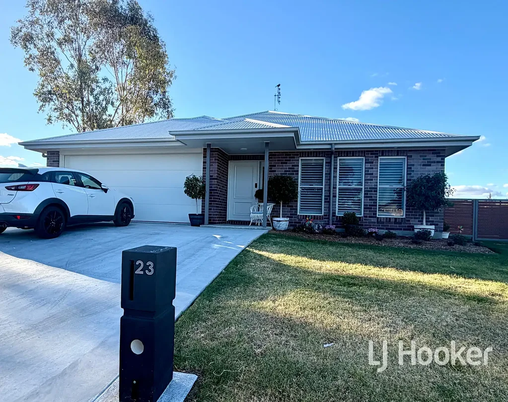 Inverell 4房  Near-New Family Home with Dual Living and Alfresco on 914sqm