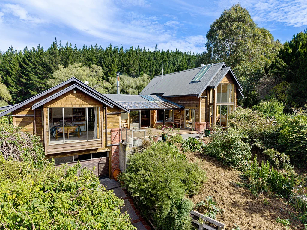 Taihape and Surrounds Stunning lifestyle - privacy, lake and pines