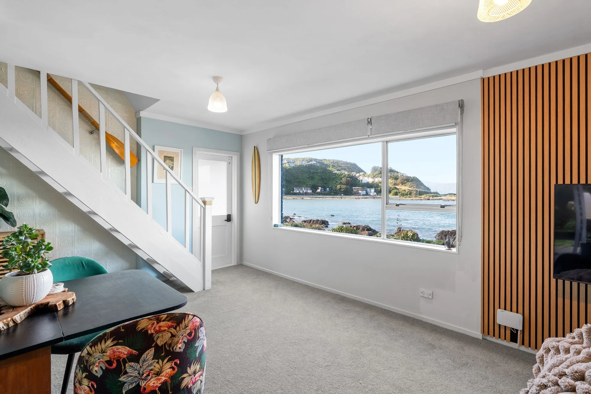 Owhiro Bay 2房  COASTAL CHARM. PRIVATE OUTLOOK. EASY LIVING.