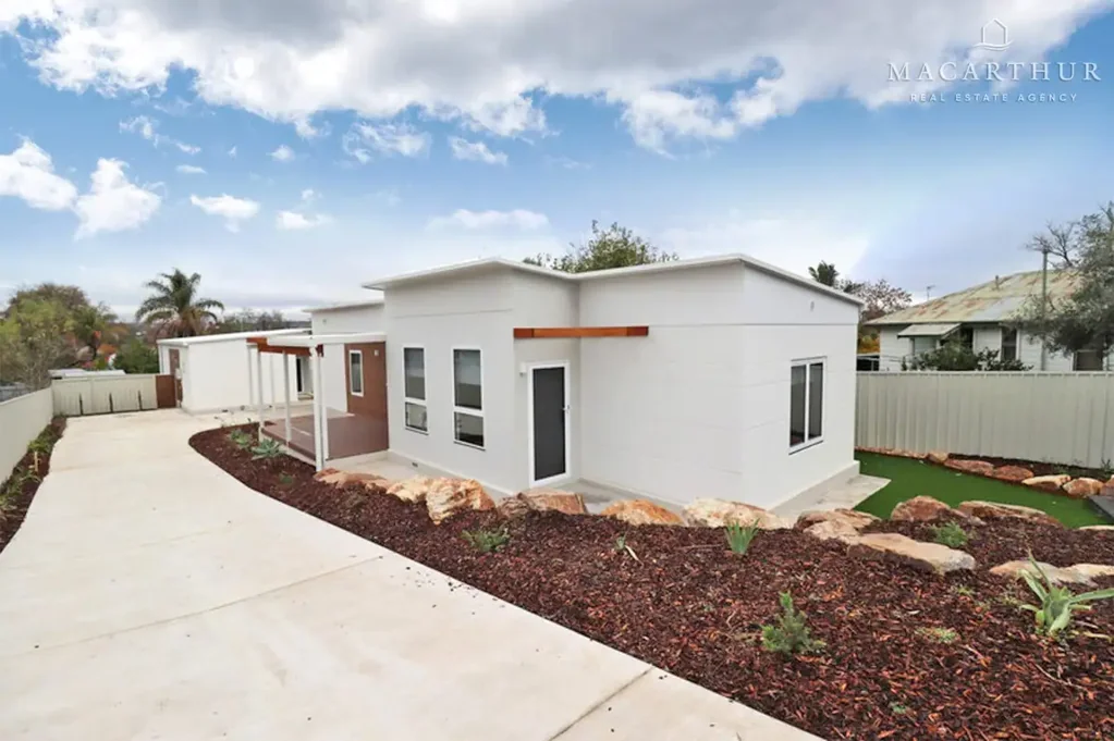 Contemporary Living Close to Shops & Parkland