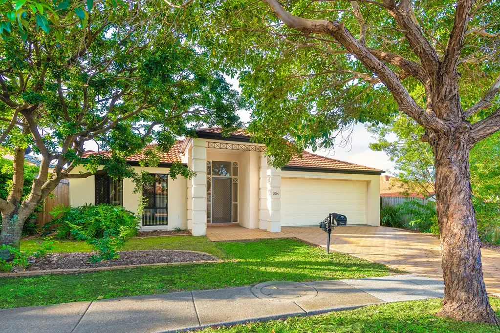 Executive Low Maintenance Family Home in Perfect Location!!