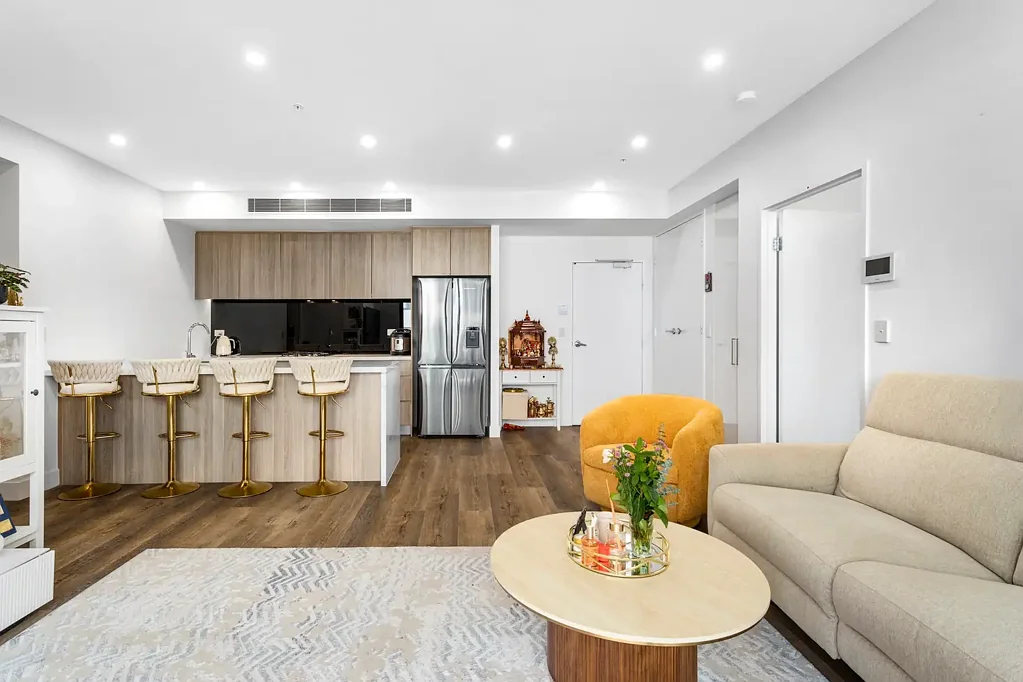 Schofields 2침실 Near New, Sun Drenched, Spacious Two-Bedroom Apartment in the Heart of Schofields within walking distance to Schofields Train Station!