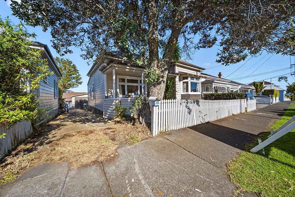 Grey Lynn 3Moenga Character-Filled Opportunity | Professionals