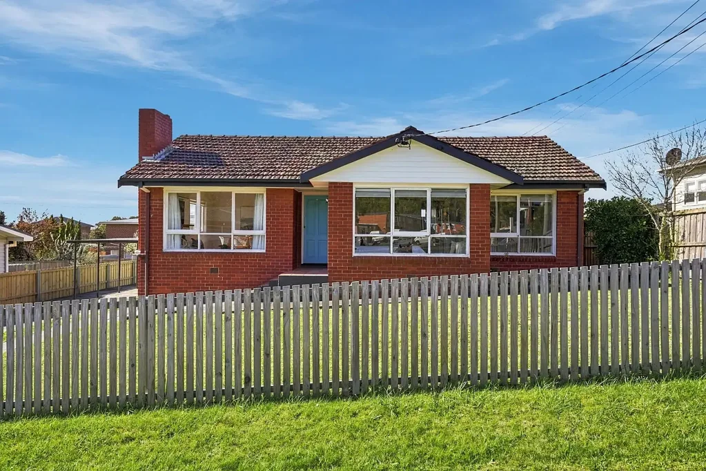 West Moonah 3બેડરૂમ Red Brick Charm + Mountain Views | Spacious Block + Future Potential