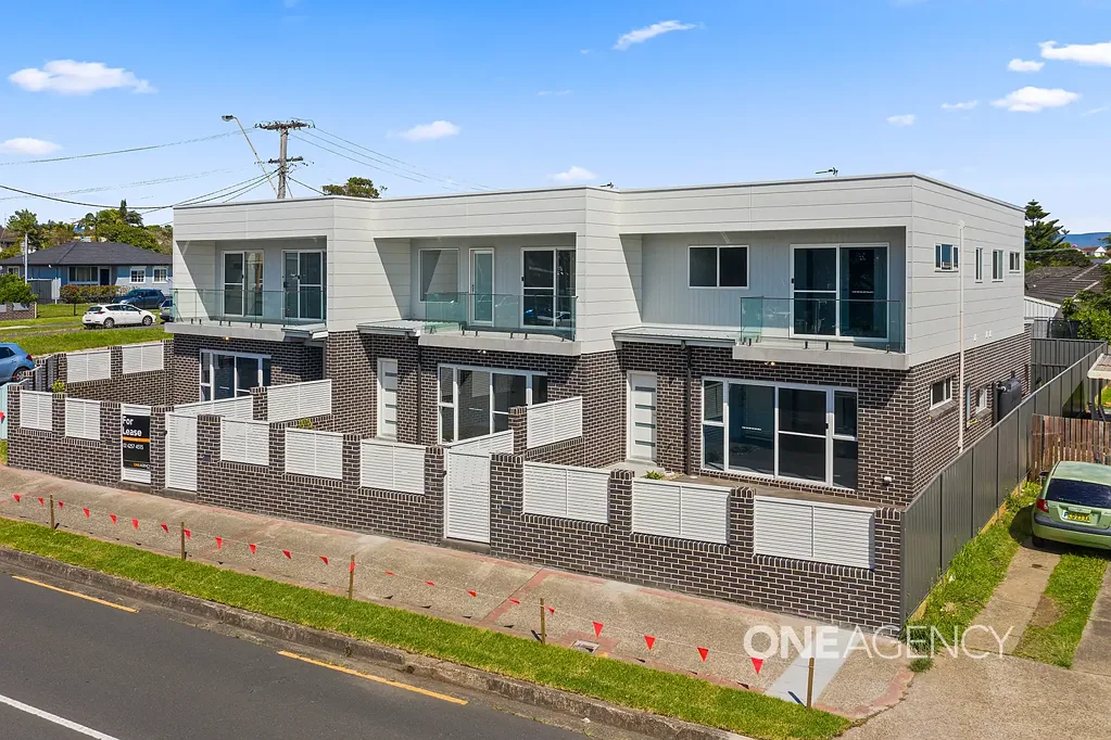 MODERN TOWNHOUSE LIVING IN LAKE ILLAWARRA