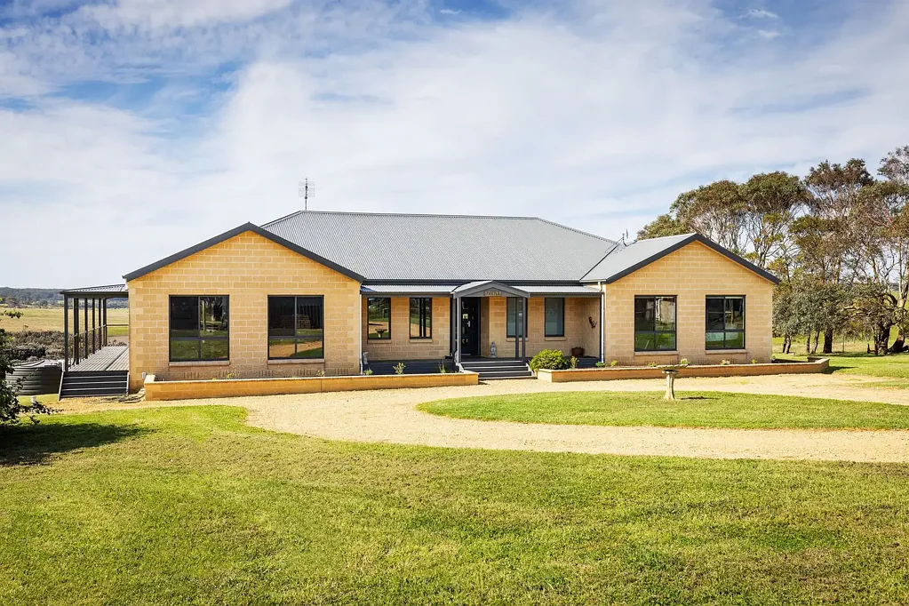 Nirranda South Expansive River Views with Custom Built Home