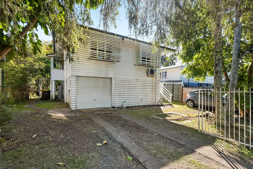 Highset family home close to amenities!