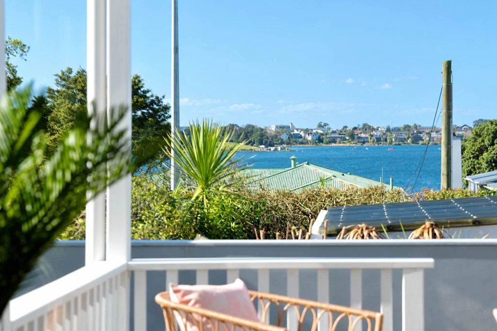 Takapuna 3બેડરૂમ Entry Level Lakeside Gem